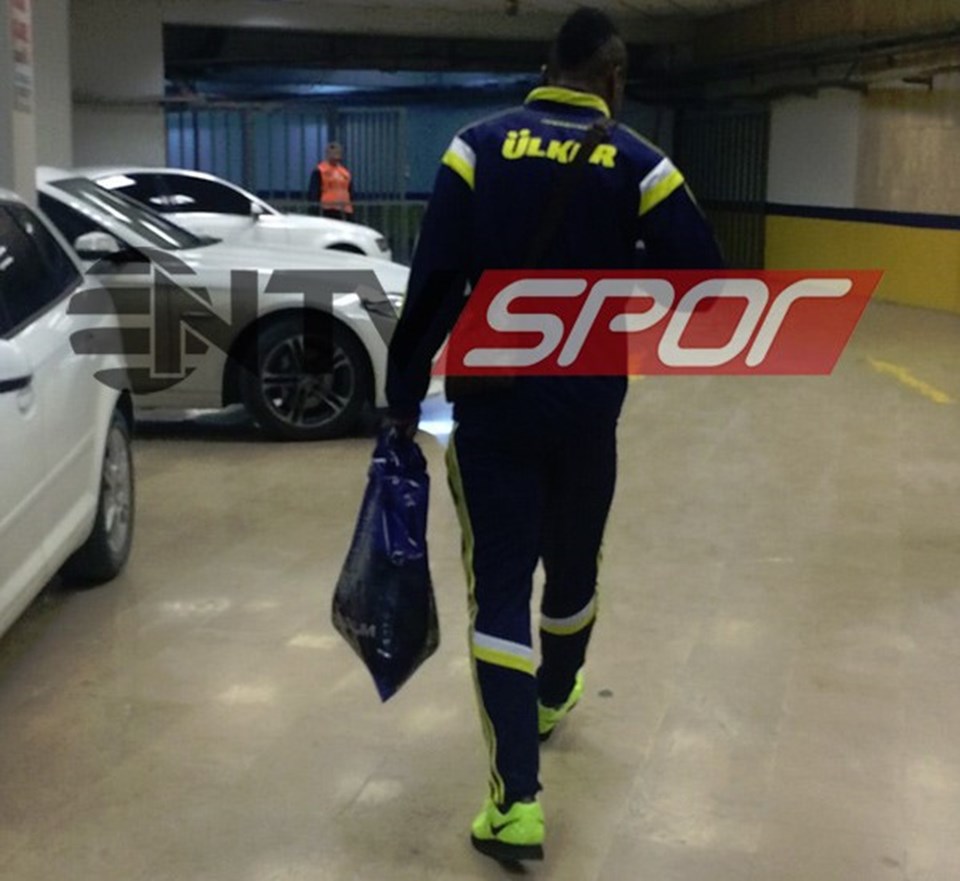 Emenike derbinin devre arasında Şükrü Saracoğlu Stadı'nı böyle terk etmişti.