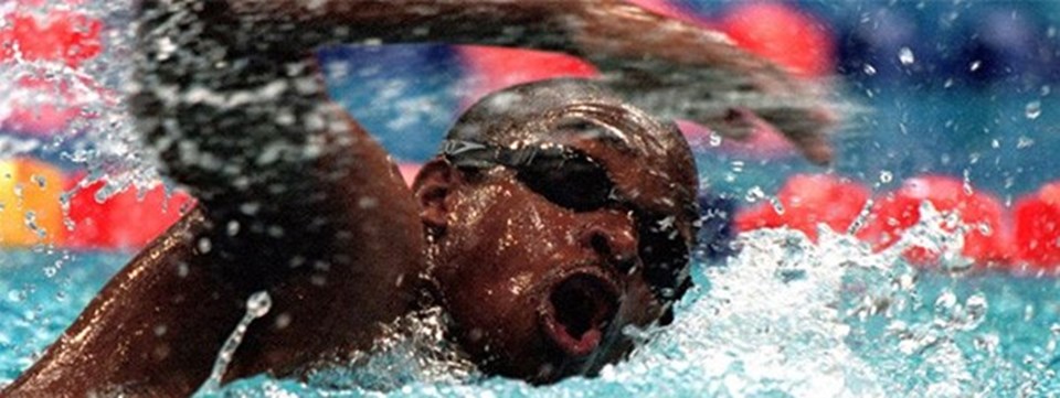 2000 Sydney Olimpiyat Oyunları’na gitmek isteyen 22 yaşındaki Eric Moussambani, yüzmeyi yeni öğrenmişti.