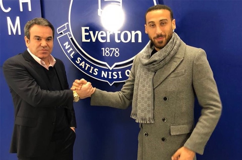 Cenk Tosun ve menajeri Ceylan Çalışkan, Everton logosu önünde böyle poz verdi.