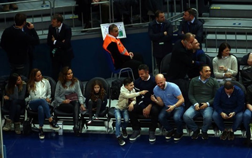 Fenerbahçe'nin yıldız futbolcusu Robin van Persie, maçı ailesiyle beraber izledi.