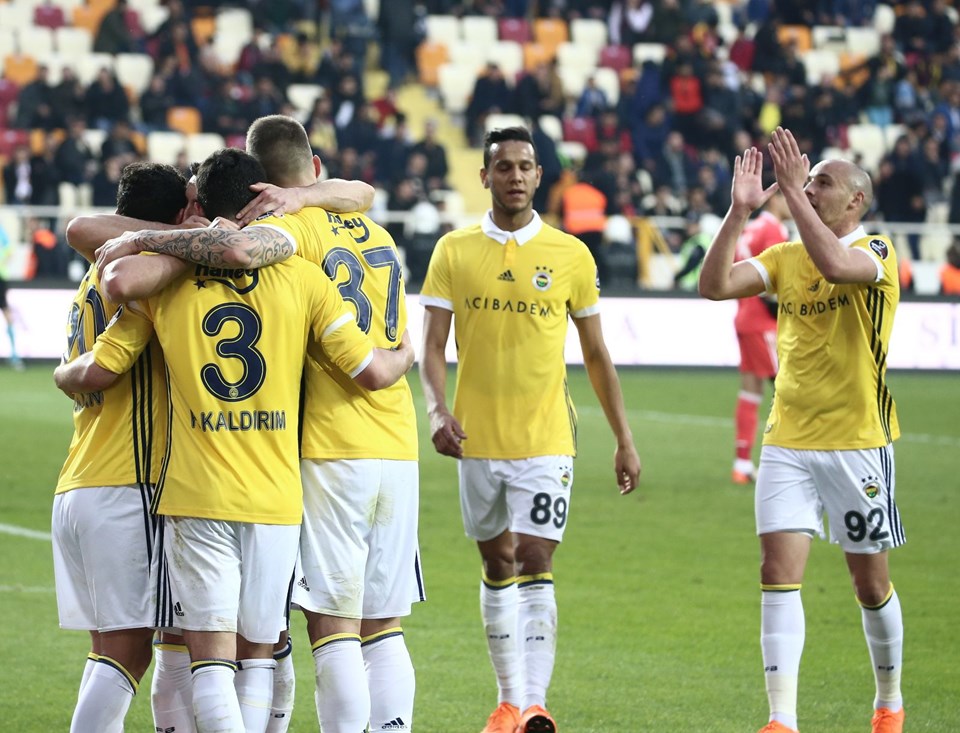 FENERBAHÇE YARIŞA TUTUNMAK İÇİN SAHADA