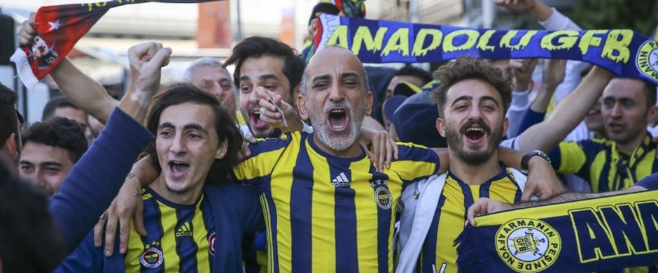 Fenerbahçe taraftarı Ülker Stadı önünde...