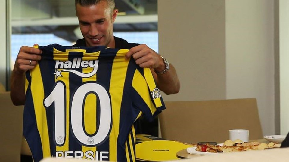 van Persie yeni sponsorluk anlaşması imza töreninde 10 numara formasıyla poz verdi.