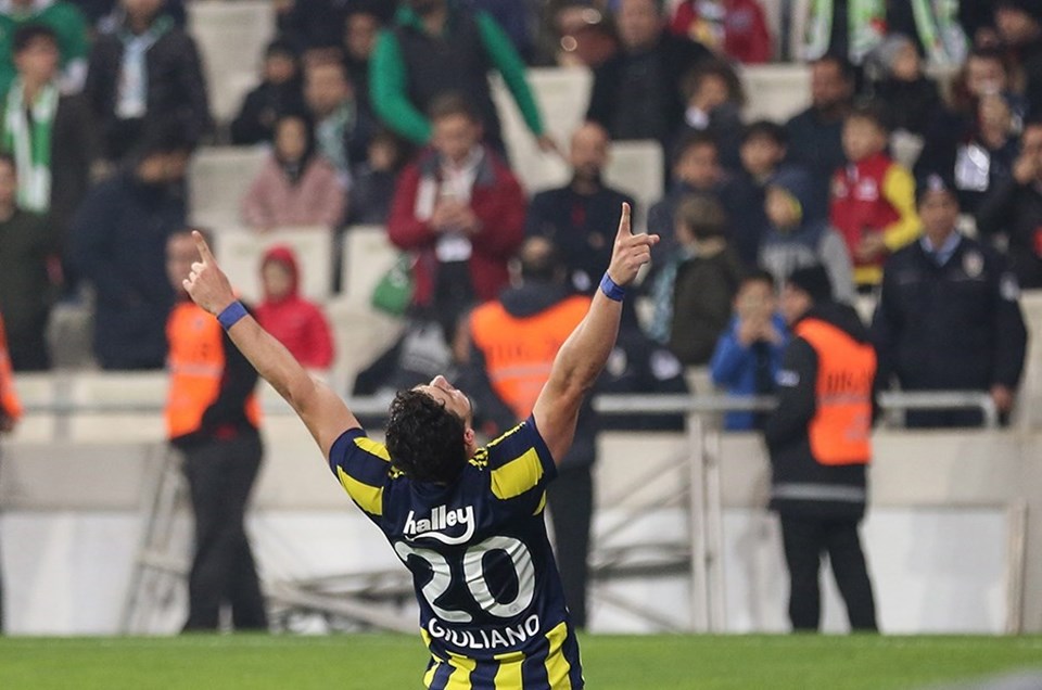 Fenerbahçe'yi Bursaspor karşısında 1-0 öne geçiren Giuliano, ligdeki son beş maçta altı gole imza attı (beş gol, bir asist)