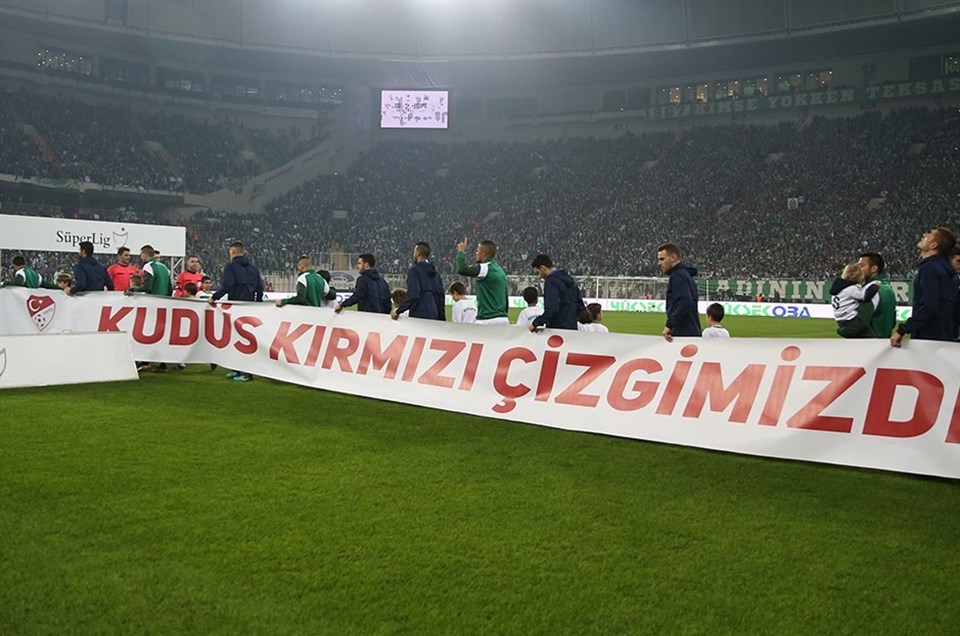 Bursaspor-Fenerbahçe maçına iki takım 'Kudüs kırmızı çizgimizdir' pankartıyla çıktı.
