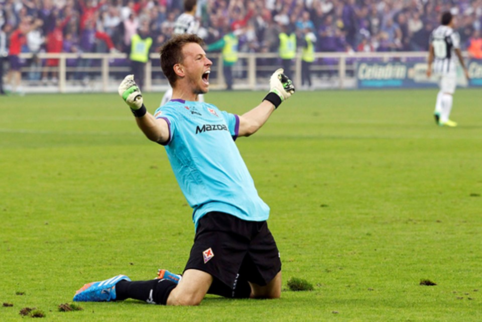 Fiorentina kalecisi Norberto Murara Neto, galibiyeti böyle kutladı (Reuters).
