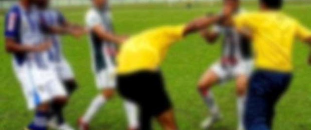 Futbolcular hakemi öldürdü