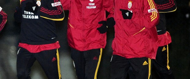 G.Saray antrenmanında Fenerbahçe marşı!