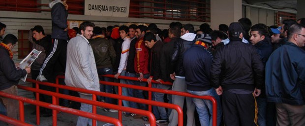 Galatasaray taraftarından derbi biletine hücum