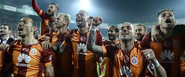 galatasaray-sneijder-sevinc_PJ24E.jpg