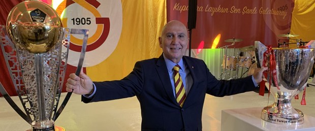galatasaraydan-kolnde-cifte-kupali-kutlama_6970_dhaphoto2.jpg