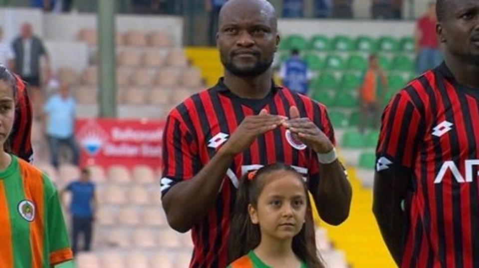 Tokelo Rantie'nin, Aytemiz Alanyaspor karşılaşmasından önceki seremonide önünde duran çocuğun ıslanmaması için elleriyle korumaya çalışması taraftarlardan alkış almıştı.