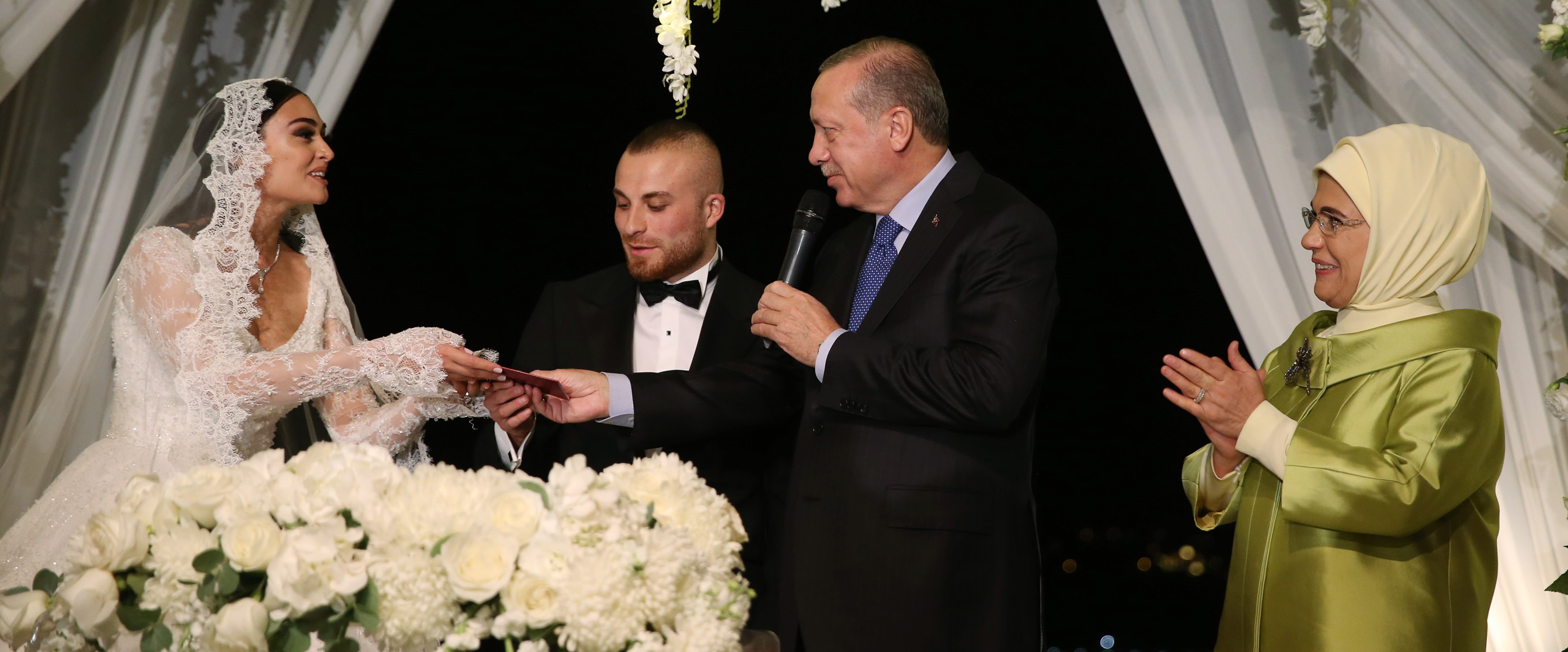 Beşiktaşlı futbolcu Gökhan Töre ile oyuncu...