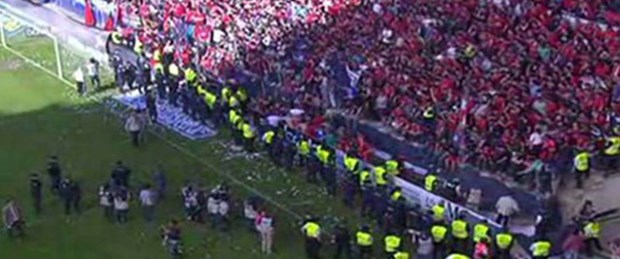 Gol oldu, tribün çöktü