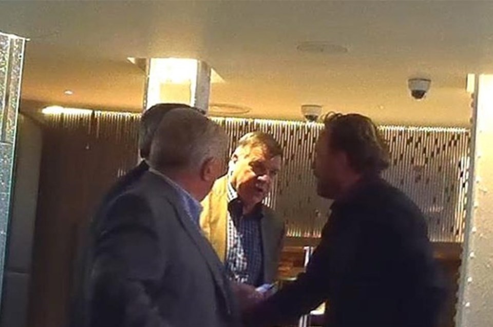 Sam Allardyce'e görüşmede finans danışmanı Shane Moloney (solda), menajeri Mark Curtis (soldan 2.) ve eski futbolcu ve menajer Scott McGarvey de eşlik ediyor.