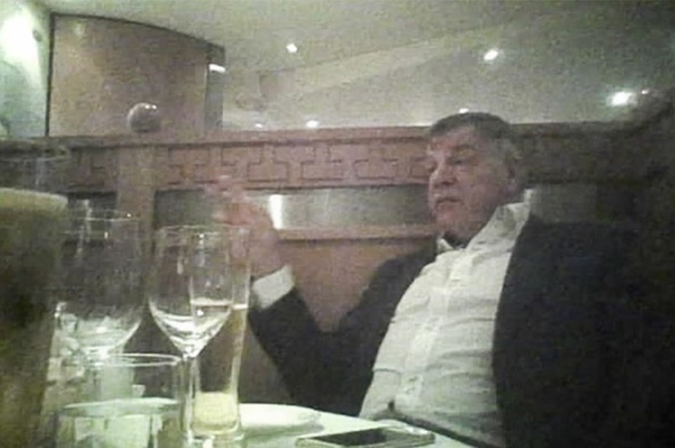 Görüşmelerde İngiltere Milli Takım Menajeri Sam Allardyce, işadamı kılığındaki gazetecilere FA kurallarının nasıl delineceği konusunda tavsiyelerde bulunuyor.