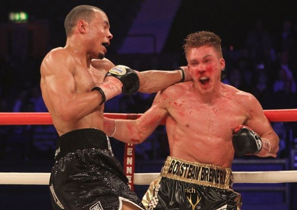 Nick Blackwell (sağda) ve rakibi Chris Eubank Jnr. arasında orta sıklet kemer maçı oynanmıştı.