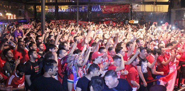 Liverpoollu taraftarlar Chelsea maçı öncesi Taksim de Süper Kupa finali
