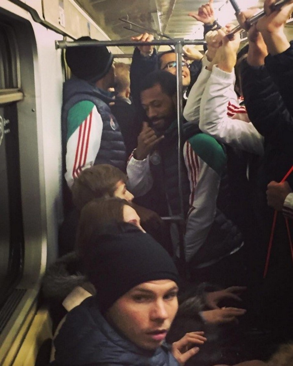 Moskovalıların şaşkın bakışları arasında metroda seyahat eden yıldız futbolcular bu ilginç deneyimi yaşarken, ortaya da renkli görüntüler çıktı