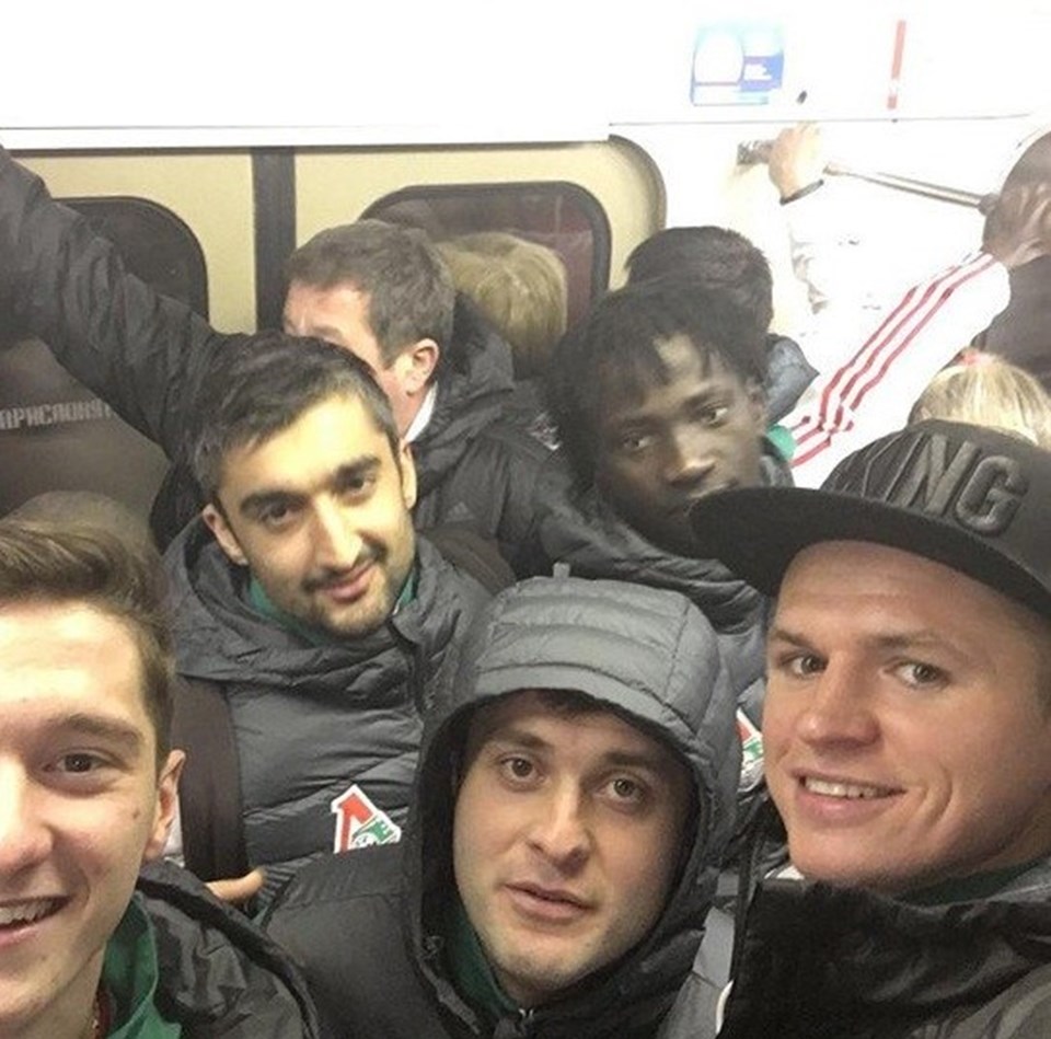 Futbolcular metroda bol bol selfie çektiler