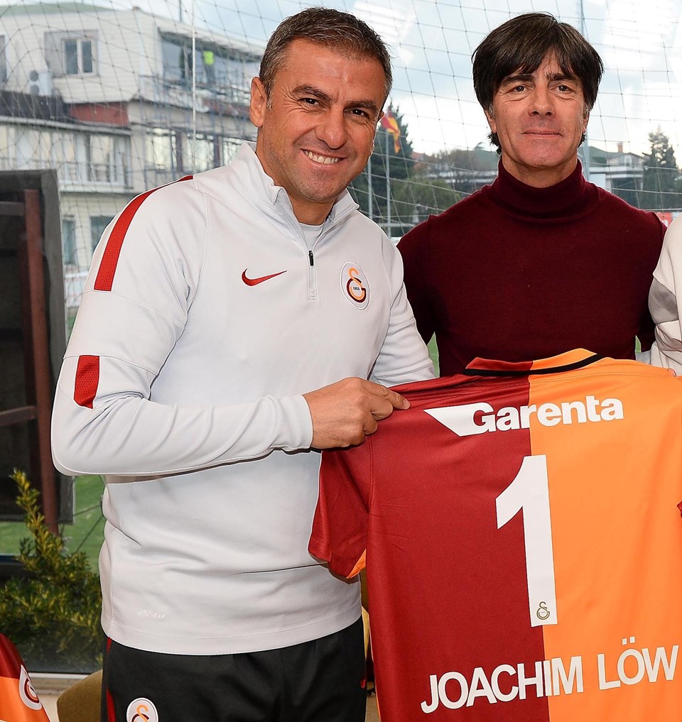 Açıklamaların sonunda Galatasaray Teknik Direktörü Hamza Hamzaoğlu, Joachim Löw'e adının yazılı olduğu 1 numaralı forma hediye etti.
