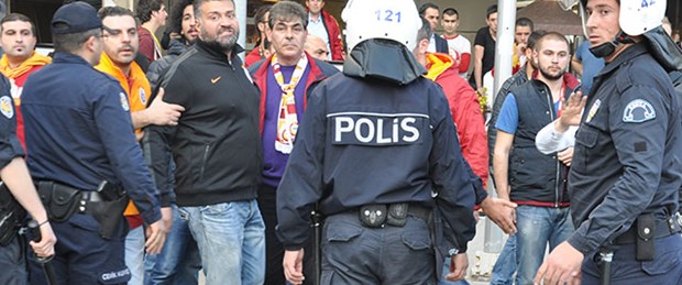 Maç öncesi gerginlik: 3 yaralı