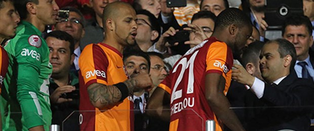 Melo Demirören'in elini sıkmadı
