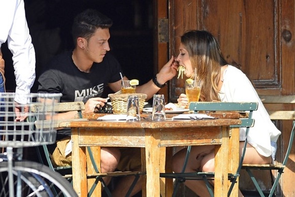 Mesut Özil'in gol atmaktan çok attırmayı sevmesi ve Premier League'e bu yıl asistleri ile damga vurması İngiltere'de de manşetlerde. Tabloid gazeteler, Mesut'un bu özelliğini "Kız arkadaşına bile asist yapan adam" başlığı ile verdi. (Eski sevgili Mandy Capristo'ya makarna asisti yapıyor, elleriyle spagetti yediriyor.)
