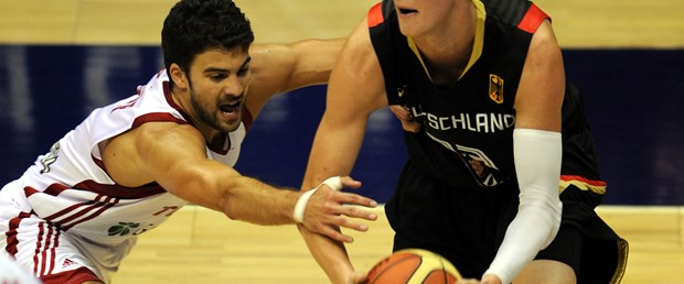 Nefes kesen maç Almanya'nın: 74-67