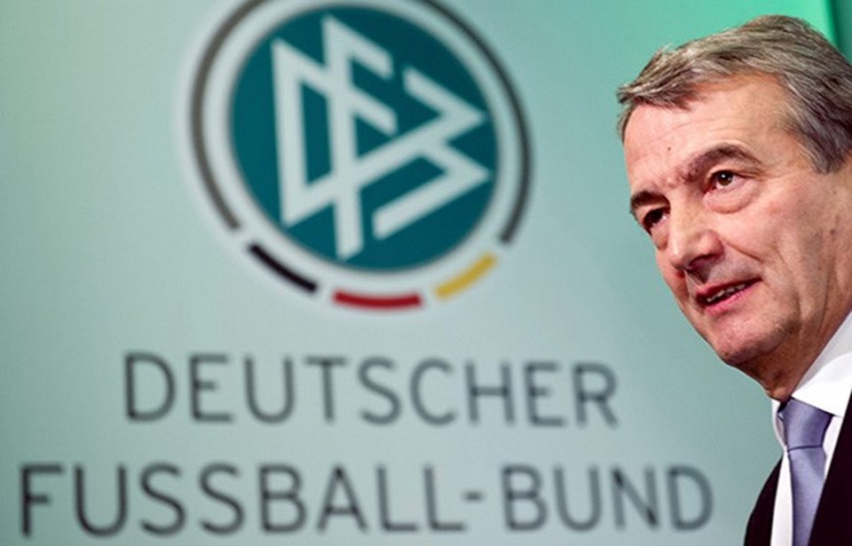 Alman Futbol Federasyonu Başkanı Wolfgang Niersbach kamuoyunda artan baskılar üzerine istifa etmek zorunda kaldı.