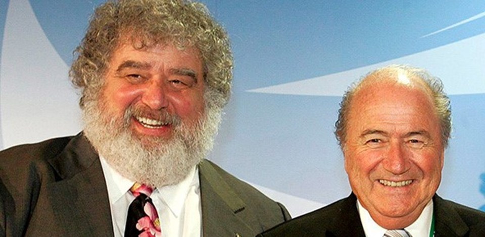 FIFA İcra Kurulu'nun eski üyesi ve yolsuzluğun ortaya çıkmasında yaptığı itiraflarla etkili olan Chuck Blazer'a (Fotoğrafta solda) ömür boyu men cezası verildi.