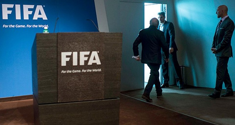 FIFA Başkanı Sepp Blatter, baskınların arkasında siyasi nedenlerin olduğunu iddia etti.