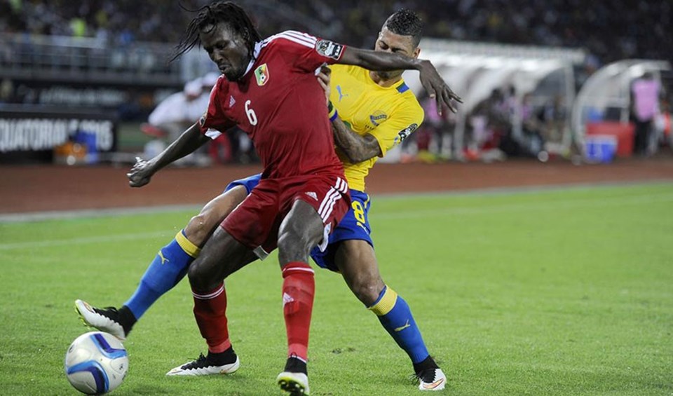 Bir pozisyonda Kongo'lu Bissiki (solda), Gabon'lu Palun (sağda)...