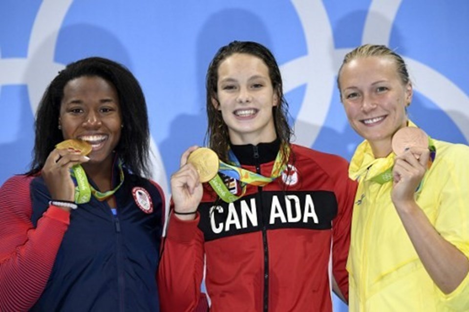 Altın madalyayı paylaşam Simone Manuel ve Penny Oleksiak, bronz madalyanın sahibi Sarah Sjöström ile birlikte.