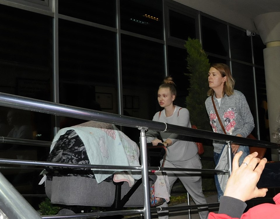 Kaza haberini alan Josef Sural'ın eşi (solda) bebeğiyle birlikte hastaneye gelmişti.