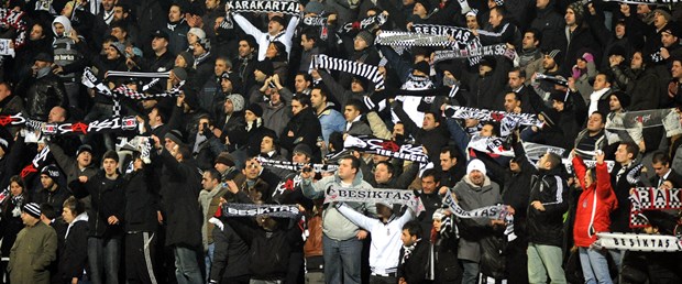 Tribünlerde protestoya devam!