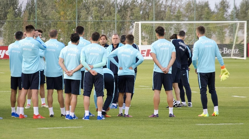 Türkiye A Milli Futbol Takımı, Ukrayna maçının hazırlıklarını Fatih Terim liderliğinde Konya'da sürdürüyor.