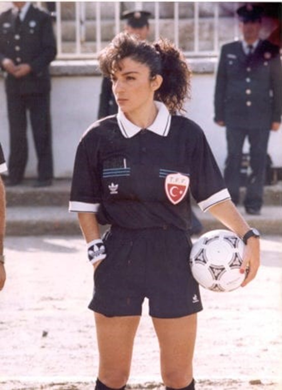 Türkiye'nin ilk FIFA Kokartlı kadın hakemi Lale Orta
