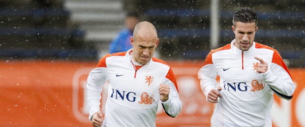 van-persie-robben-21-03-15