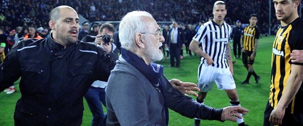 paok başkanı silahlı.jpg