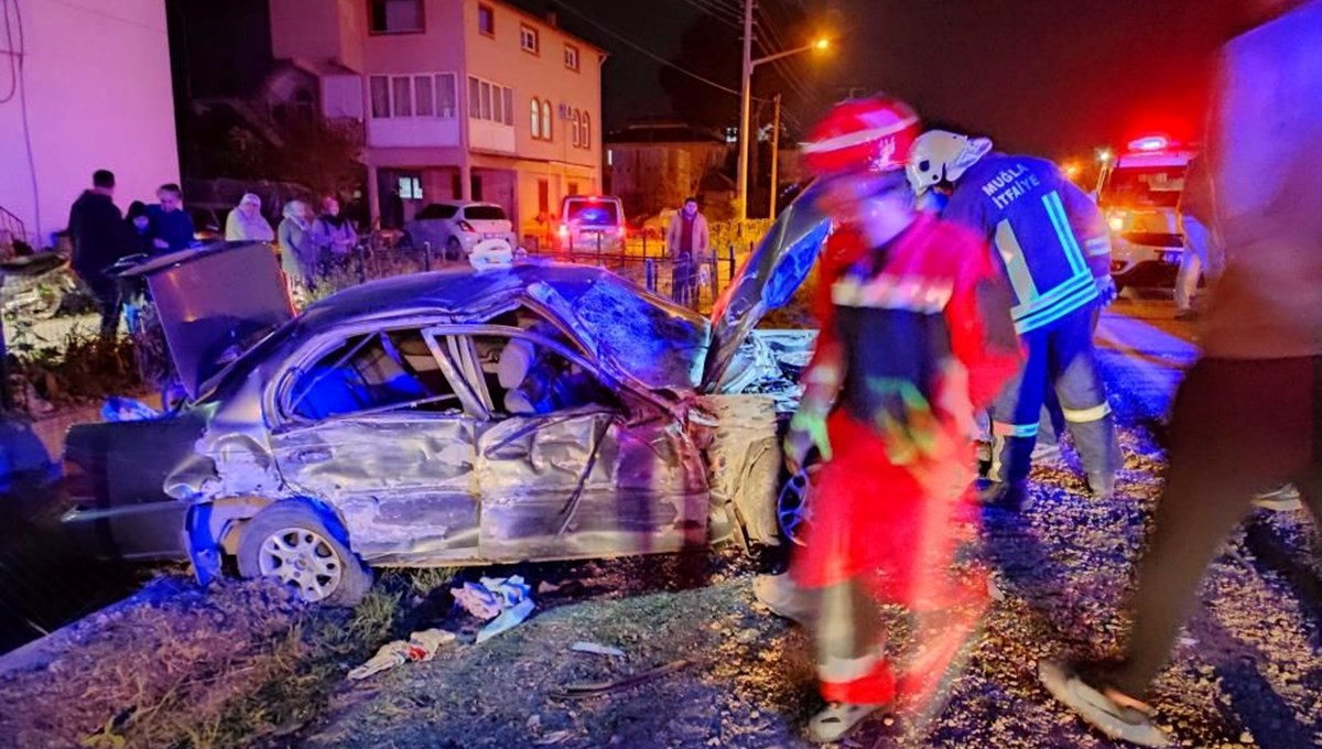 Fethiye’de iki otomobil kafa kafaya çarpıştı: 1’i ağır 4 yaralı