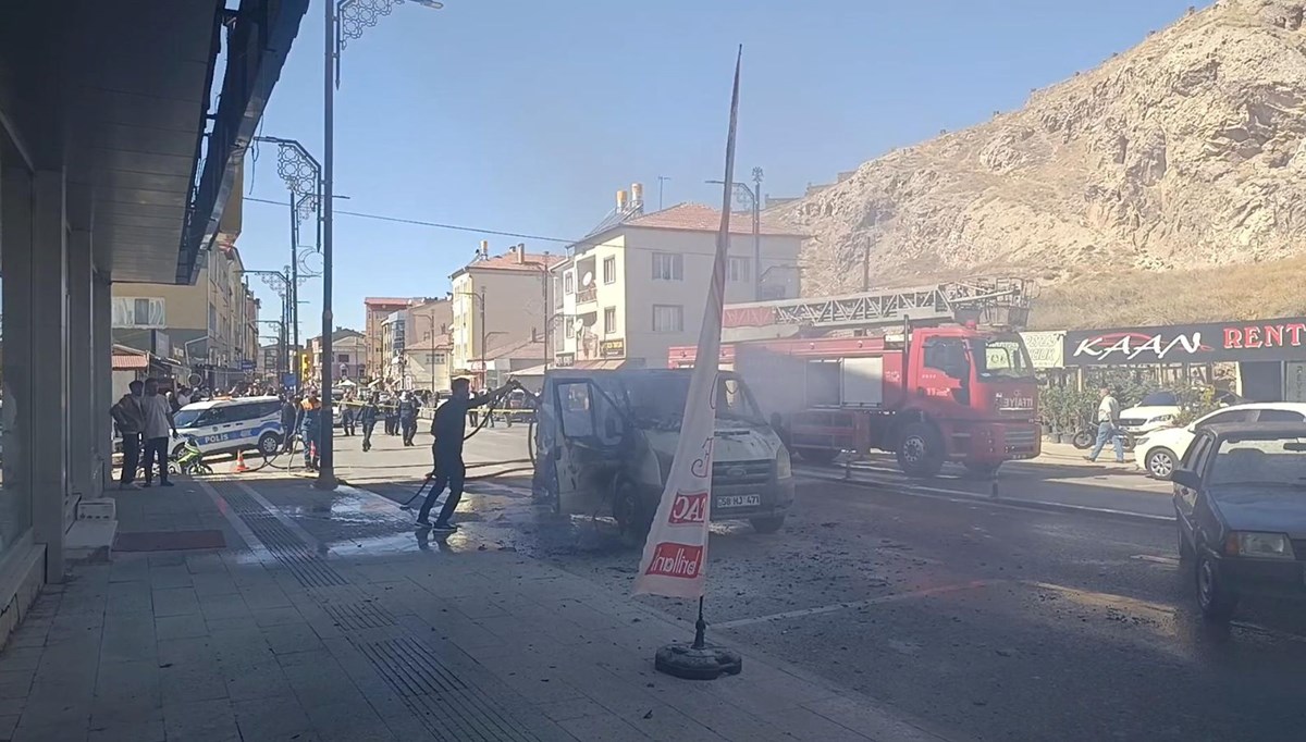 Sivas'ta park halindeki araçta yangın