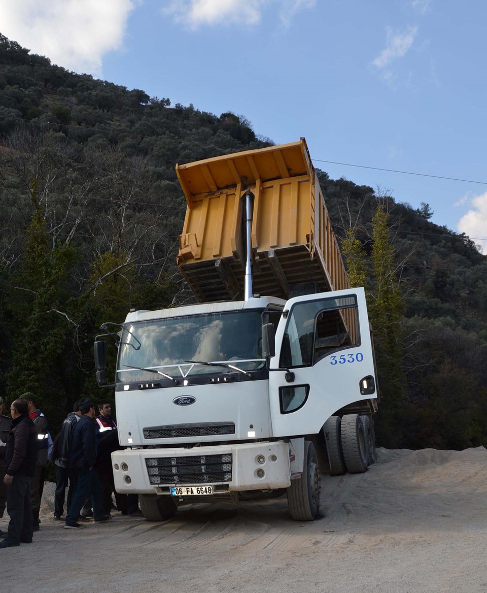 Damper tellere değince kamyon şoförü öldü - 1