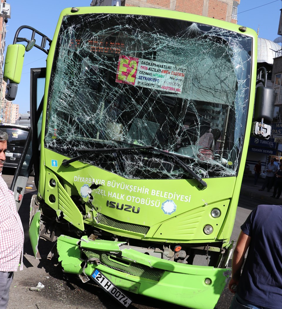Diyarbakır'da halk otobüsü ile iş makinesi çarpıştı: 5 yaralı - 1