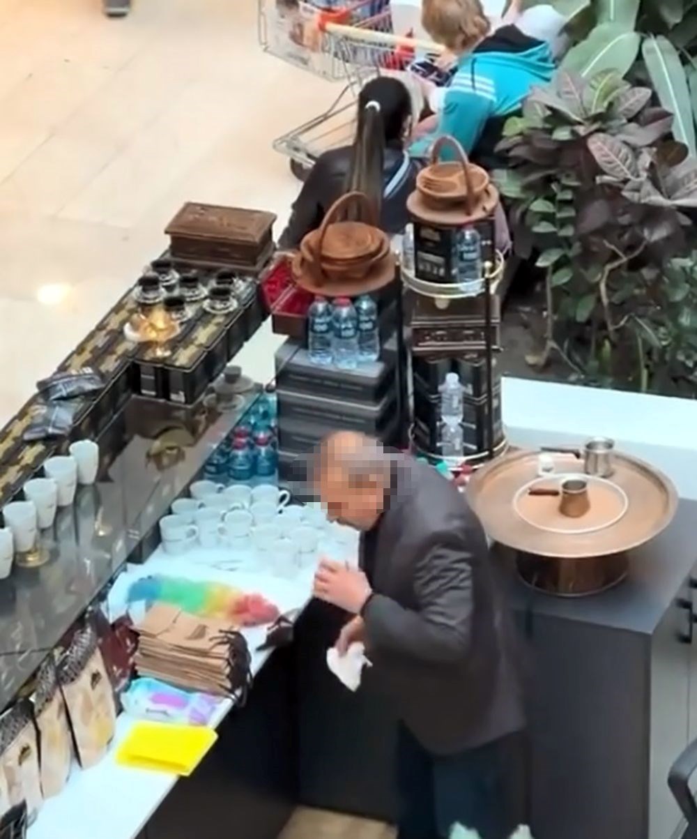 Edirne'de skandal hareket! Kahve fincanlarını tükürerek temizledi - 1