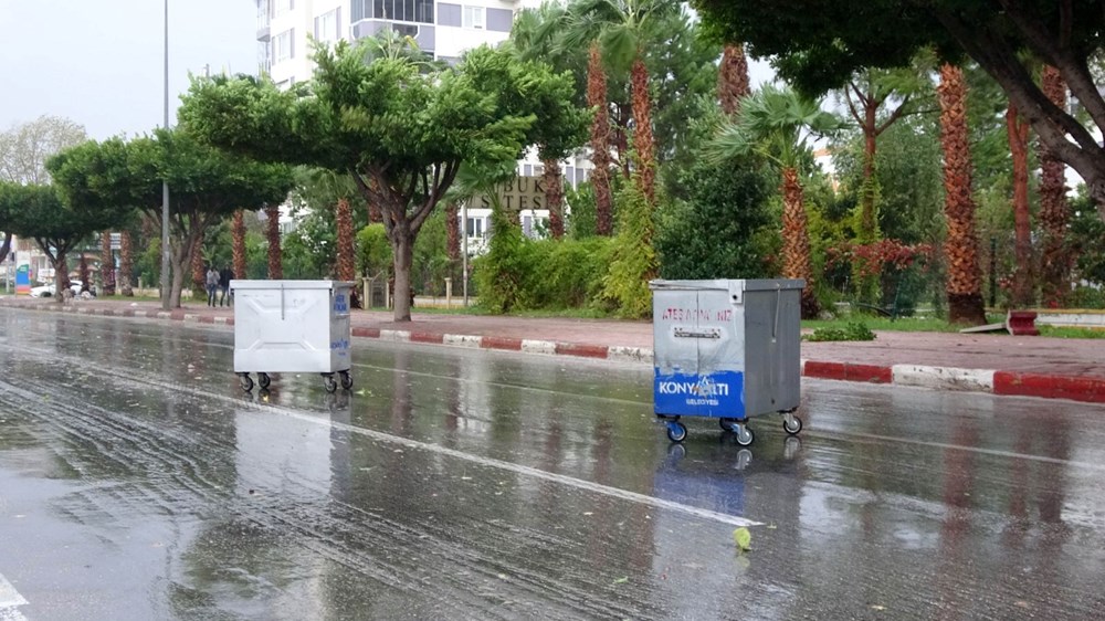 Antalya'yı fırtına vurdu: Dev dalgalar oluştu, ağaçlar devrildi - 15
