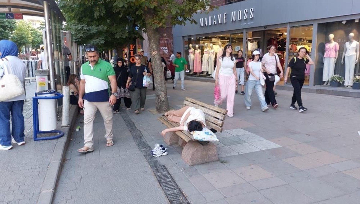 Evde bunalınca bankta uyudu Evde bunalınca bankta uyudu