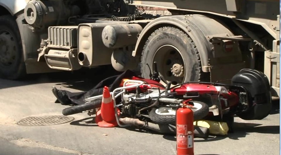 Kadıköy'de hafriyat kamyonu motosikletliyi ezdi - 1