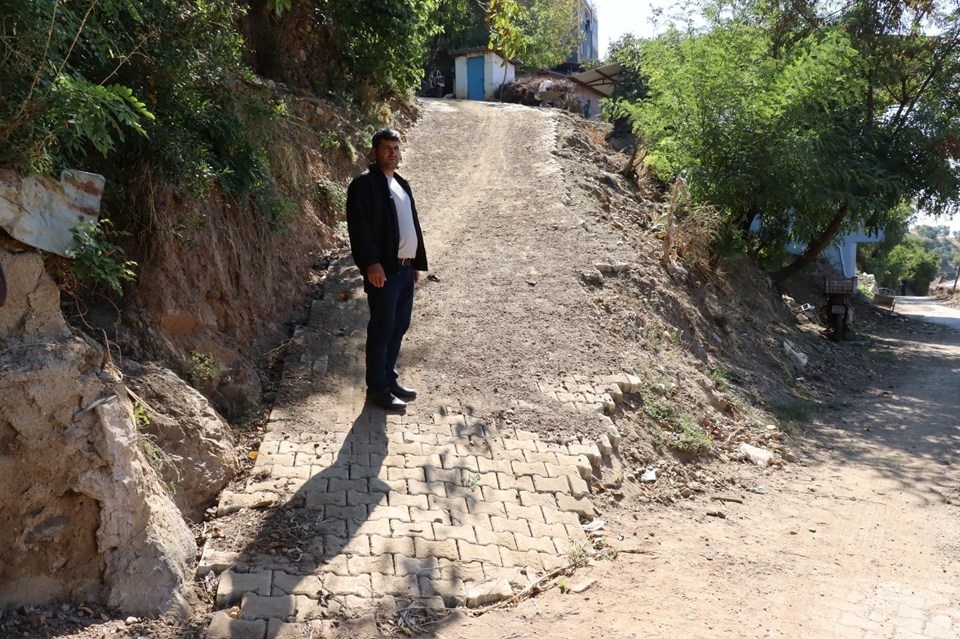 Engelli yaşlı çiftin yolu parke taşla kaplandı - 1