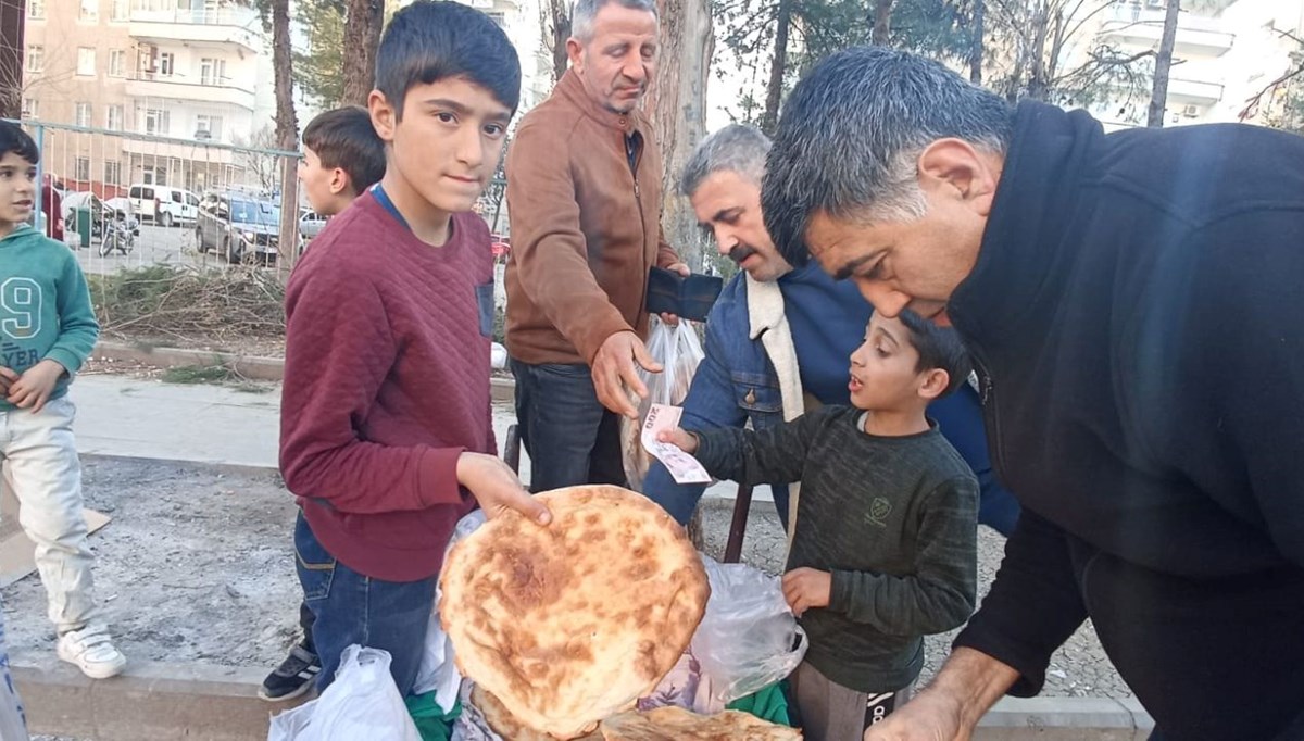 12 yaşındaki Muhammet annesinin pişirdiği tandır ekmeklerini satıyor